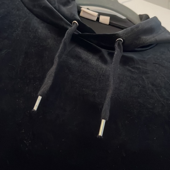 GAP Maternity: Black Velour Sweatshirt - Picture 5 of 5